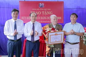 Giám đốc Báo và Phát thanh, truyền hình Phú Thọ trao huy hiệu Đảng và làm việc về sắp xếp cơ sở giáo dục công lập