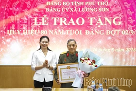 Trao tặng Huy hiệu 80 năm tuổi Đảng cho đảng viên lão thành ở xã Lương Sơn