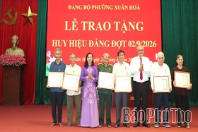 Phường Xuân Hòa: 212 đảng viên được trao tặng Huy hiệu Đảng đợt 2/9