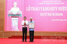 Đảng bộ phường Thanh Miếu: 383 đảng viên được nhận Huy hiệu Đảng đợt 2/9