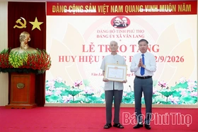 Trao Huy hiệu Đảng đợt 2/9 tại xã&nbsp;Văn Lang