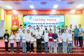 Tổ chức OKF&nbsp;(Úc) hỗ trợ hơn 250 triệu đồng cho học sinh, sinh viên&nbsp;nghèo vượt khó xã Hạ Hòa