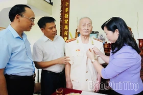Trao Huy hiệu 70 năm tuổi Đảng tặng đảng viên Nguyễn Văn Chè, xã Hoàng An
