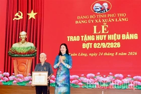 109 đảng viên xã Xuân Lãng được trao tặng Huy hiệu Đảng