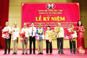 Xã Thái Hòa kỷ niệm 81 năm Cách mạng Tháng Tám và trao Huy hiệu Đảng đợt 2/9