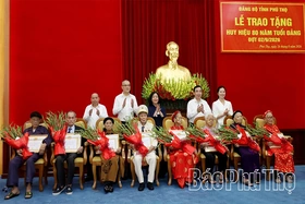 Chủ tịch Ủy ban Trung ương Mặt trận Tổ quốc Việt Nam Bùi Thị Minh Hoài trao tặng Huy hiệu 80 năm tuổi Đảng tại Phú Thọ