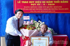 Phó Bí thư Tỉnh ủy Nguyễn Mạnh Sơn trao Huy hiệu 80 năm tuổi Đảng tặng đảng viên lão thành