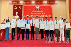 Trao Huy hiệu Đảng tặng đảng viên dịp Quốc khánh 2/9