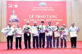 Xã Vĩnh Thành trao tặng và truy tặng Huy hiệu Đảng cho 112 đảng viên