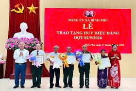 93 đảng viên xã Bình Phú được trao tặng Huy hiệu Đảng