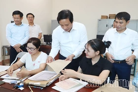 Phó Bí thư Tỉnh ủy Nguyễn Mạnh Sơn kiểm tra việc số hóa hồ sơ đảng viên tại Đảng bộ xã Hoàng Cương