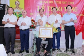 Phó Bí thư Tỉnh ủy, Chủ tịch HĐND tỉnh Bùi Đức Hinh trao tặng Huy hiệu 80 năm tuổi Đảng