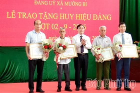 Xã Mường Bi: 51 đảng viên được trao tặng Huy hiệu Đảng
