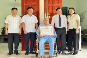 Trao tặng Huy hiệu Đảng cho các đảng viên cao tuổi xã Vĩnh Chân