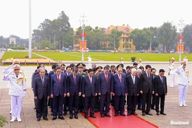 Lãnh đạo Đảng, Nhà nước và thành phố Hà Nội vào Lăng viếng Chủ tịch Hồ Chí Minh