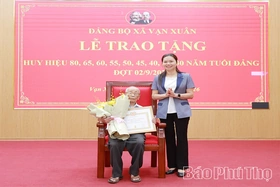 Phó Bí thư Tỉnh ủy, Chủ tịch Ủy ban MTTQ tỉnh Bùi Thị Minh trao Huy hiệu Đảng tại xã Vạn Xuân