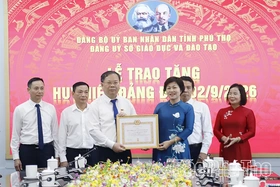 Trao Huy hiệu Đảng tặng các đảng viên thuộc Đảng bộ Sở Giáo dục và Đào tạo Phú Thọ