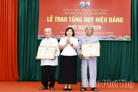 Trao Huy hiệu Đảng tặng 89 đảng viên Đảng bộ xã Tam Sơn