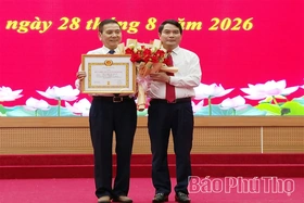 Phường Việt Trì: 684 đảng viên được trao tặng Huy hiệu từ 30 đến 80 năm tuổi Đảng