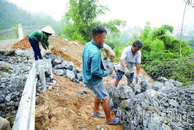 Mưa lớn kéo dài, nhiều điểm sạt lở nguy hiểm uy hiếp tuyến tỉnh lộ 448