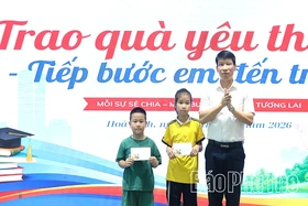 Phường Hòa Bình trao 139 triệu đồng hỗ trợ học sinh có hoàn cảnh khó khăn