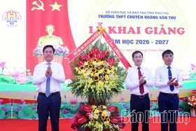 Chủ tịch UBND tỉnh Trần Duy Đông dự khai giảng năm học mới tại Trường THPT Chuyên Hoàng Văn Thụ