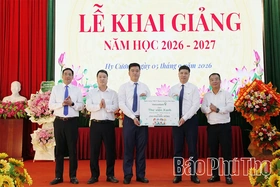 Vietcombank trao tặng Thư viện Xanh và 160 suất học bổng “Cùng em tiến bước”&nbsp;