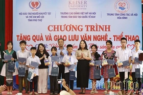 Chương trình “Vòng tay ấm áp - Thắp sáng nụ cười” trao 21 suất quà tặng học sinh mồ côi