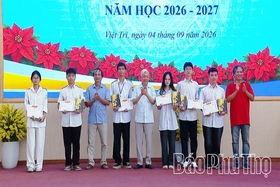 Trao học bổng&nbsp;khuyến học cho học sinh Trường THPT Việt Trì