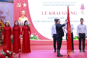 Phó Bí thư Thường trực Tỉnh ủy Bùi Văn Quang dự khai giảng tại Trường Tiểu học Đinh Tiên Hoàng