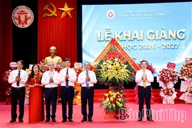 Phó Bí thư Tỉnh ủy Bùi Huy Vĩnh dự lễ khai giảng năm học mới tại Trường Đại học Hùng Vương