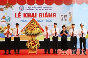 Chủ tịch HĐND tỉnh Bùi Đức Hinh dự khai giảng tại Trường THCS Cao Phong