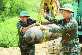 Hủy nổ quả bom khoảng 200kg được phát hiện dưới lòng sông Đà
