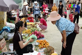 Traditional markets adapt to modern life