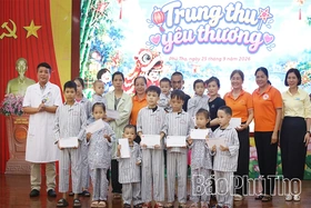 Tặng 100 suất quà Trung thu cho bệnh nhi đang điều trị tại Bệnh viện Đa khoa Hòa Bình