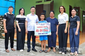 “Mẹ đỡ đầu” nâng bước con đến trường