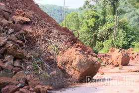 Cấm lưu thông qua vị trí sạt lở tại km 10+950, đường tỉnh 316E, địa phận xã Xuân Đài