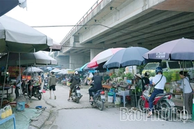 Tái diễn tình trạng lấn chiếm gầm cầu làm nơi buôn bán