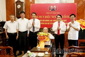 Trưởng Ban Tổ chức Tỉnh ủy Bùi Đình Thi trao tặng Huy hiệu 70 năm tuổi Đảng