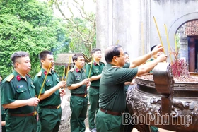 Đoàn đại biểu Ban Tổ chức Gameshow “Sắc màu sao vuông” dâng hương tại Đền Hùng và Tượng đài “Bác Hồ với ngày hội non sông”