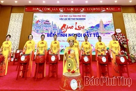 Giao lưu “Bến tình người Đất Tổ”
