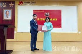Chi bộ Công ty Cổ phần Đầu tư Phát triển Giáo dục Ánh Dương kết nạp 5 đảng viên mới