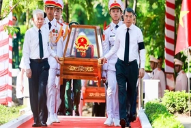 [Ảnh] Tiễn đưa hài cốt liệt sĩ tại Công viên Lê Thị Riêng về nơi an nghỉ cuối cùng