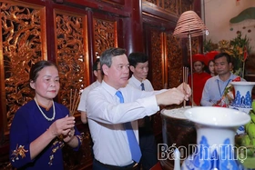 Dâng hương, báo công các Vua Hùng về thành tích học tập, rèn luyện năm học 2025-2026