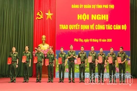Bộ Chỉ huy Quân sự tỉnh Phú Thọ trao quyết định về công tác cán bộ