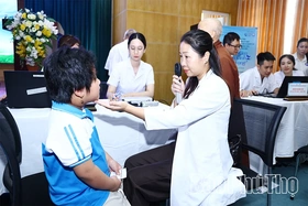 Khám sàng lọc cho hơn 220 trẻ em khuyết tật có hoàn cảnh khó khăn