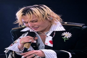 Big Bang làm “nổ tung” Mỹ Đình, G-Dragon đập đàn gây sốc