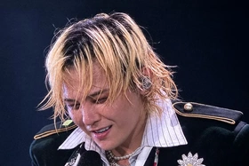 Big Bang làm “nổ tung” Mỹ Đình, G-Dragon đập đàn gây sốc