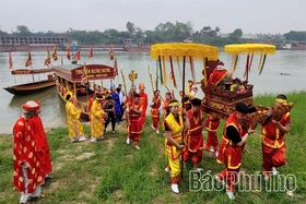 Tục lấy “nước thiêng” nơi ngã ba Hạc