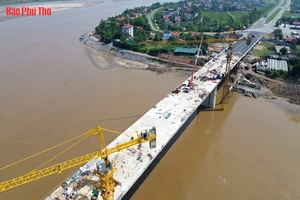 Đẩy nhanh tiến độ thi công cầu Phong Châu mới